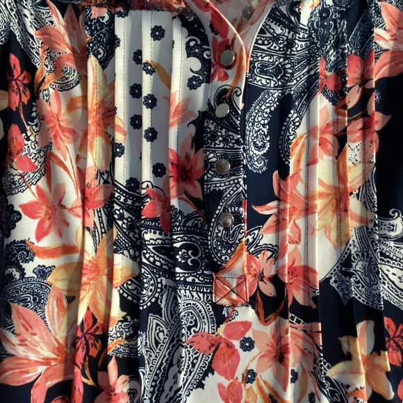 Beautiful polyester top size small - Picture 3 of 6